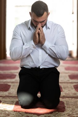 Genç iş adamı Müslüman dua