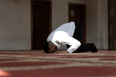 Camide dua işadamı Müslüman