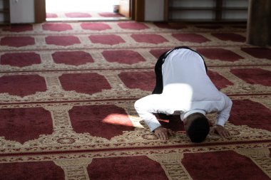 Genç Müslüman adamın portresi