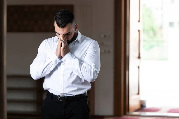 Mladý obchodní muž Muslim se modlí — Stock fotografie