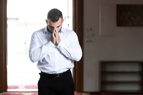 Skromný podnikatel muslimské modlitbě v mešitě — Stock fotografie
