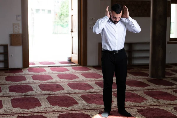 Junger Geschäftsmann Muslim betet — Stockfoto