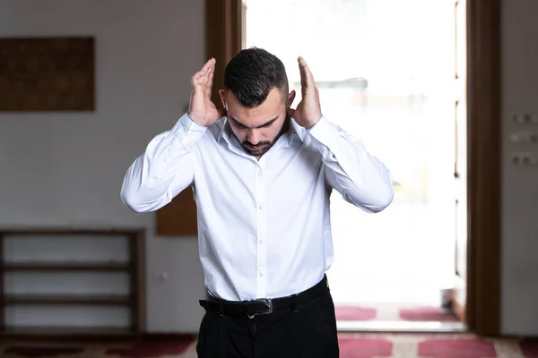 Humilde hombre de negocios Oración musulmana en mezquita —  Fotos de Stock