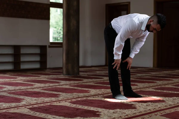 Geschäftsmann betet in Moschee — Stockfoto