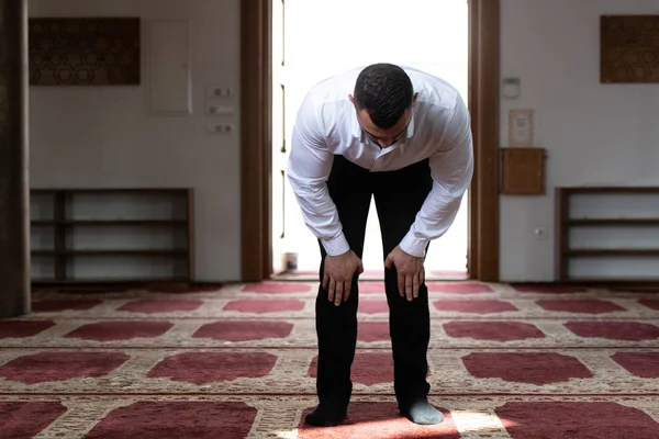 Humilde hombre de negocios Oración musulmana en mezquita —  Fotos de Stock