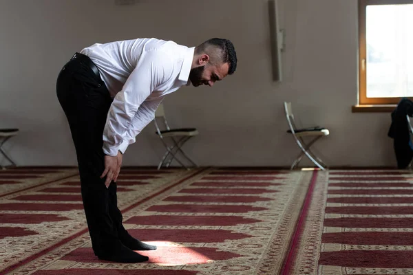 Affärsman bönen i moskén — Stockfoto