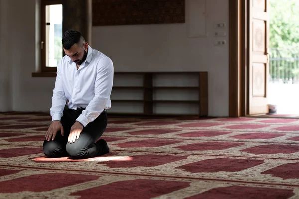 Porträt eines jungen muslimischen Mannes — Stockfoto