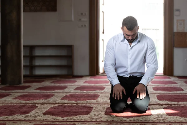 Ödmjuka affärsman muslimska bönen i moskén — Stockfoto