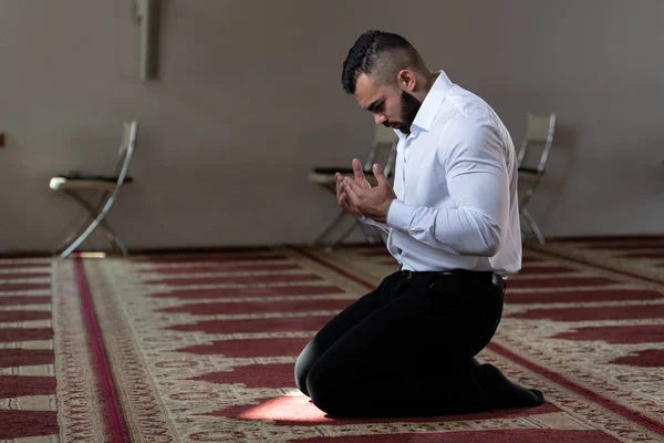 Empresário muçulmano orando na mesquita — Fotografia de Stock