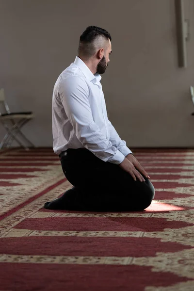 Молодой бизнесмен мусульманин молится — стоковое фото