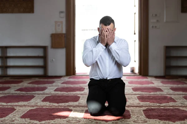 Zakenman gebed in de moskee — Stockfoto