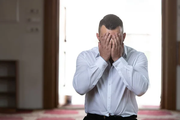 Geschäftsmann Muslim betet in Moschee — Stockfoto