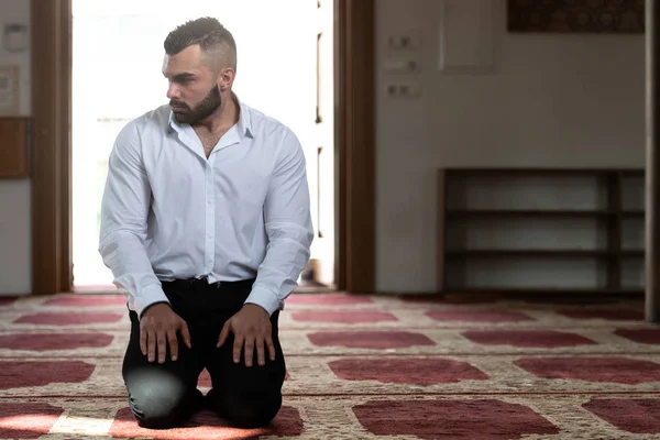 Бизнесмен-мусульманин молится в мечети — стоковое фото