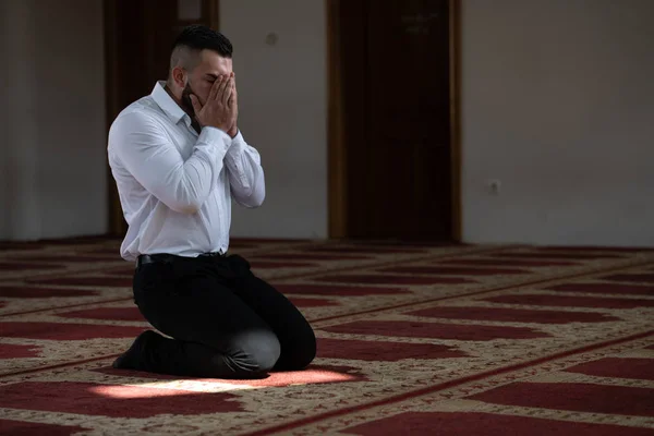 Humilde hombre de negocios Oración musulmana en mezquita — Foto de Stock