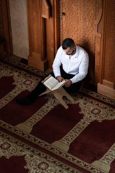 무슬림 남자는 코 란을 읽으십시오 — 스톡 사진