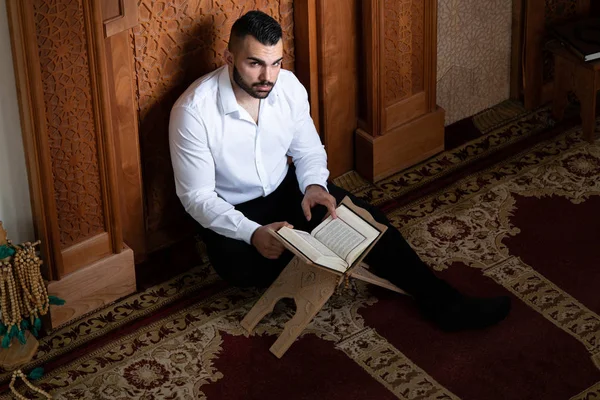 Aantrekkelijke moslim kerel het lezen van de Koran — Stockfoto