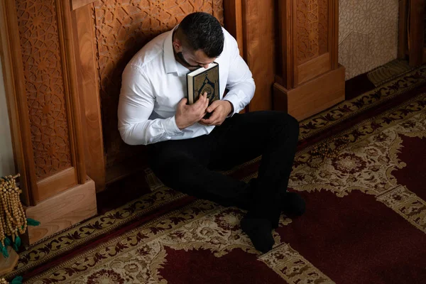 Müslüman erkek okuma kutsal İslam kitap Kur'an — Stok fotoğraf