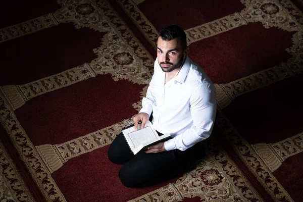 Muslim man lyssnar på headsetet Koranen — Stockfoto