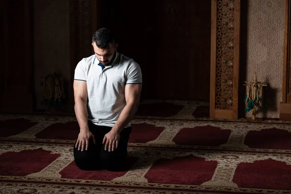 Junger muslimischer Kerl betet — Stockfoto