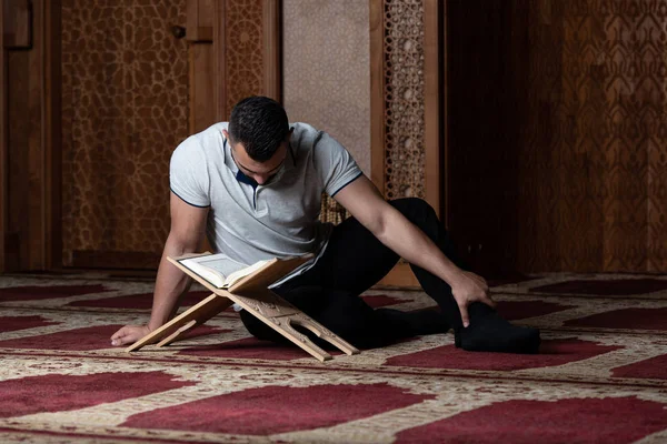 Attractive Muslim Guy Reading The Koran — Stock Photo, Image