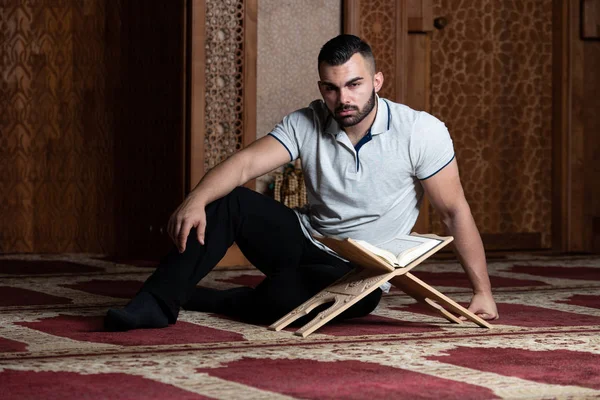 El hombre musulmán está leyendo el Corán —  Fotos de Stock