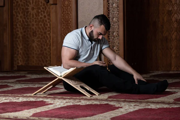 Muslimsk man läser Koranen — Stockfoto