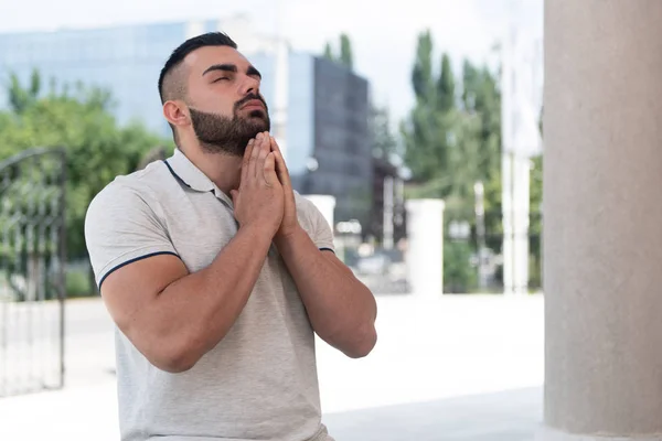 Homem muçulmano rezando na mesquita — Fotografia de Stock