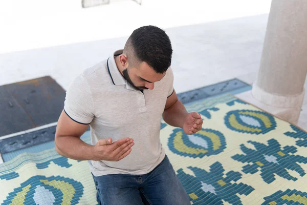 Demütiger muslimischer Mann betet in Moschee — Stockfoto