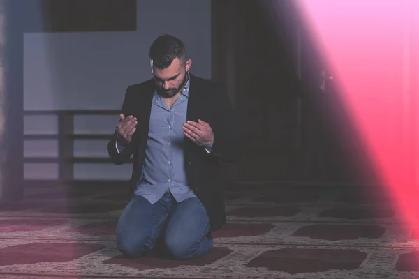 年轻的商业人穆斯林祈祷 — 图库照片