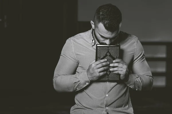 Muslim Man Is Kissing The Koran — Stock Photo, Image