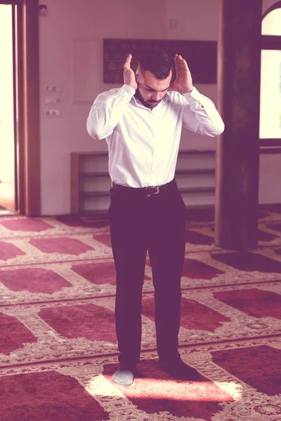 Unga företag Man Muslim ber — Stockfoto