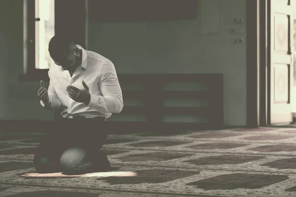 ビジネスマンのモスクで祈り — ストック写真
