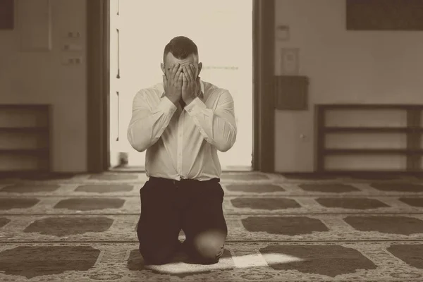 Podnikatel muslimové se modlí v mešitě — Stock fotografie