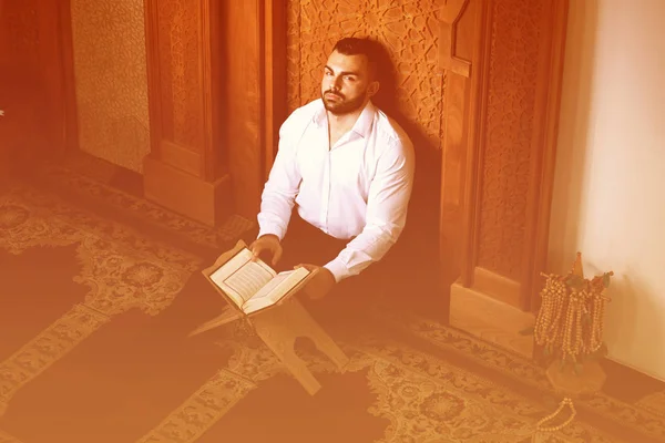 Uomo musulmano lettura Sacro Libro Islamico Corano — Foto Stock