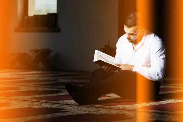 El hombre musulmán está leyendo el Corán — Foto de Stock