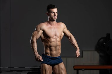 genç vücut geliştirmeci kasların esneme