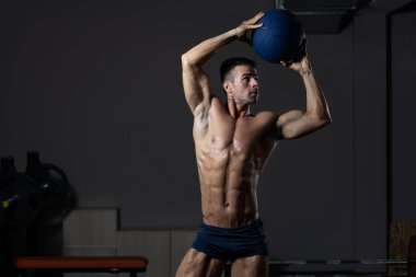 Medicine Ball 'la Spor Salonunda Güçlü Durmak