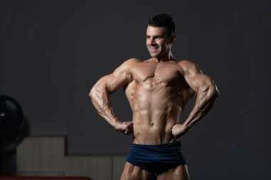 genç vücut geliştirmeci kasların esneme