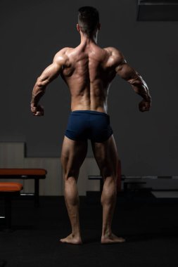 Fiziksel olarak geri onun de gösterilen adam eğitimli