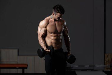 Pazı egzersiz Dumbbells ile adam