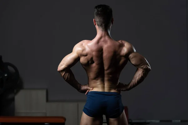 Allvarliga kroppsbyggare står i gymmet — Stockfoto