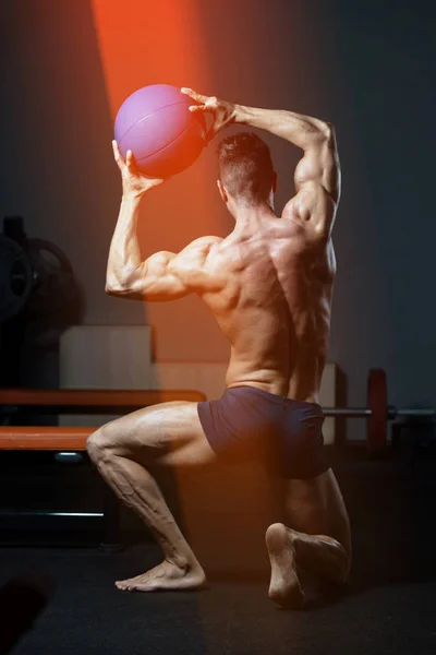 Man Flexing Muscles In Gym With Medicine Ball — ストック写真