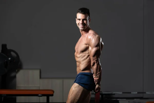 Muskulöser Mann, der Muskeln Seite Trizeps spielen lässt — Stockfoto