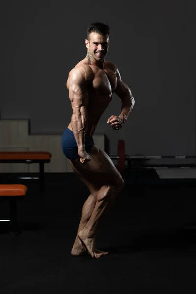 Stilig bodybuilder gör sidan triceps pose — Stockfoto