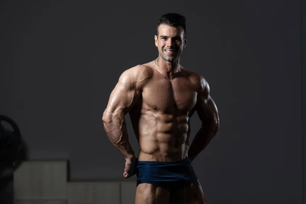 Giovane uomo mostrando muscolo addominale — Foto Stock