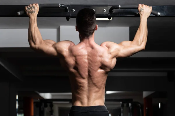 Hombre atleta haciendo tirón Ups —  Fotos de Stock