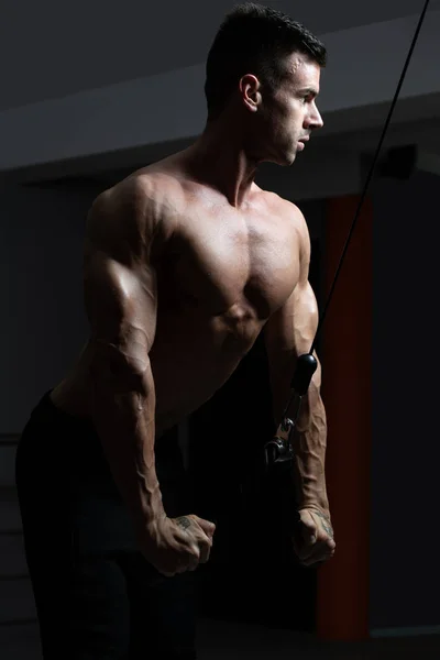 Bodybuilder macht schwere Übungen für Trizeps mit Seil — Stockfoto