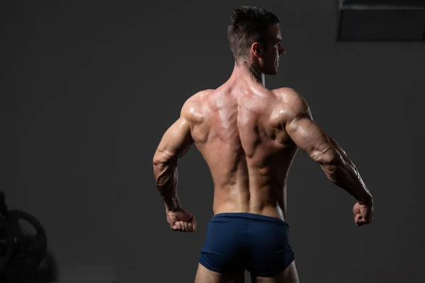 Fisicamente o homem mostrando suas costas bem treinadas — Fotografia de Stock