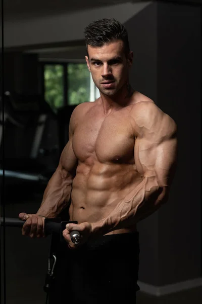 Bodybuilder trainiert Bizeps — Stockfoto