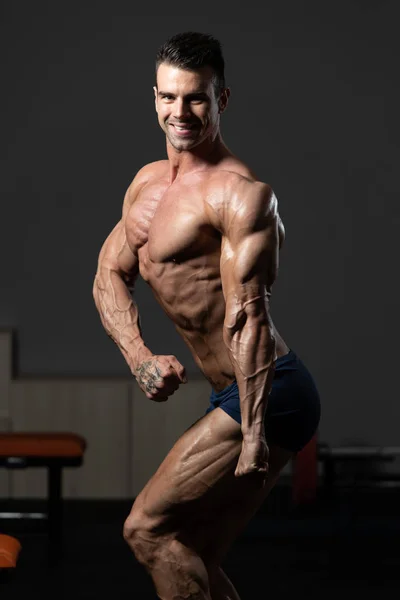 Homem muscular músculos flexantes lado tríceps dose — Fotografia de Stock